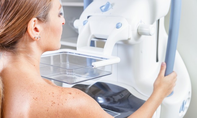 Importante para o rastreio e deteção precoce do cancro da mama, a mamografia é um exame que utiliza o raio-X e permite uma avaliação geral da mama.