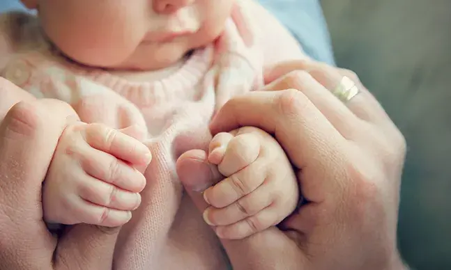 Como medir a febre dos bebés e das crianças?