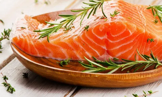 Separe carne e peixe crus de outros alimentos e higienize as superfícies e os instrumentos utilizados na sua confeção.