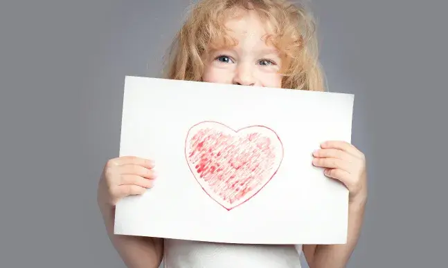 Uma criança de 4 anos não distingue o perigo, pelo que pode provocar acidentes graves.