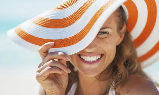 Os raios solares podem causar reações cutâneas acompanhadas de prurido.