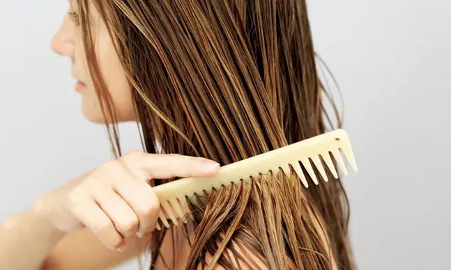 Saiba mais sobre o que causa a queda de cabelo e os tratamentos existentes
