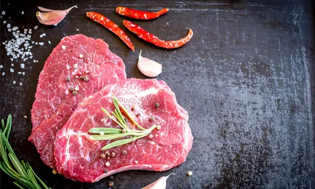 A OMS analisou a relação entre carnes vermelhas e o risco de desenvolvimento de cancro
