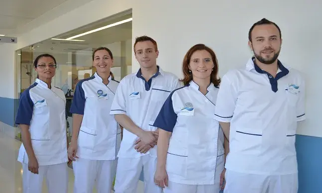 Os enfermeiros pelo espaço permanente que ocupam nas organizações hoje em dia, são os principais atores no respeitante ao acolhimento do cliente e familiares, na alta hospitalar e mesmo no domicílio,