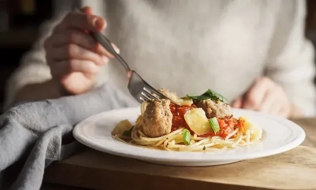 Comer hidratos de carbono à noite engorda?