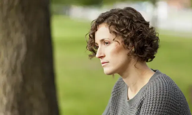 Tossir, espirrar, rir, exercitar ou pegar em pesos são razão suficiente para provocar a perda involuntária de urina. A esta ocorrência dá-se o nome de incontinência urinária de esforço (IUE).