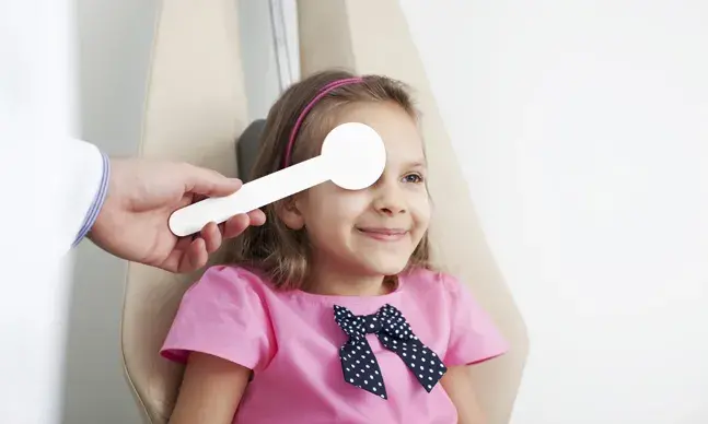 Os pediatras são rastreadores por excelência e nas consultas de seguimento da criança saudável podem detetar complicações oftalmológicas sem que os pais percebam.