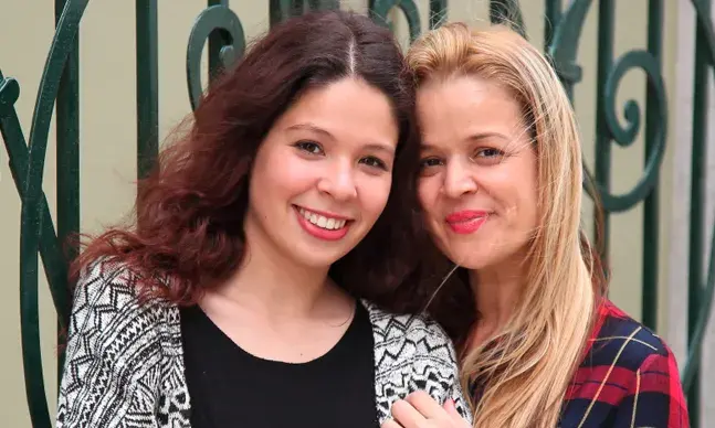 Vanda Miranda e a filha sofia, descrevem a forma como enfrentaram alguns dos desafios. Lembram que não há receitas iguais, mas o amor e a compreensão são determinantes na educação dos jovens.