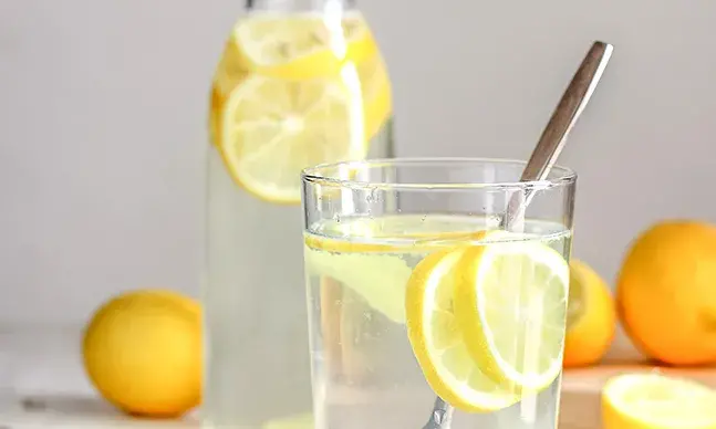 Além de ser um desintoxicante natural, a água com limão deixa a pele radiante, graças ao seu ter em vitamina C, que participa na síntese de colagénio. 