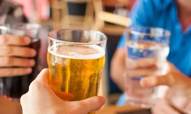 Afinal, o álcool anula o efeito do antibiótico?