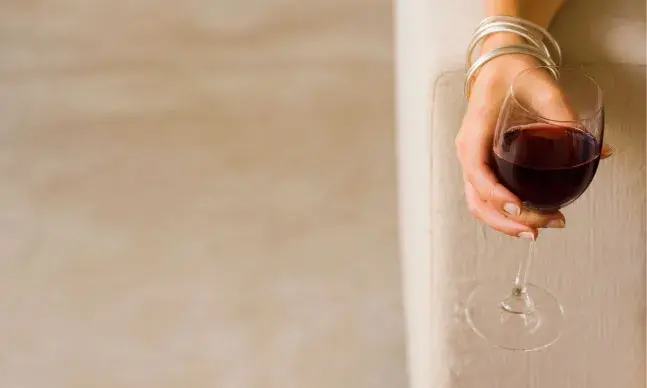 Distúrbios psicológicos e isolamento são frequentemente a causa do alcoolismo nas mulheres