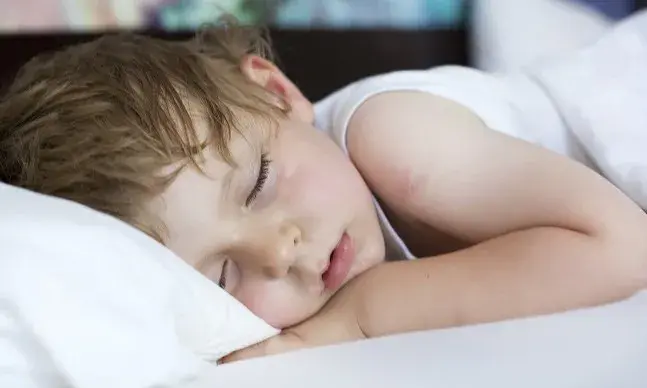 As crianças com apneia têm um sono agitado, com microdespertares e podem transpirar muito durante a noite.