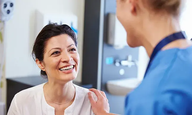 As consultas para deixar de fumar são especializadas, multidisciplinares e combinam o aconselhamento e apoio comportamental e psicológico, com o tratamento farmacológico. 