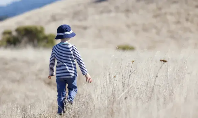 As crianças com autismo têm determinadas características que as identificam. Mas ao longo da vida as manifestações do autismo podem alterar-se, para melhor ou pior.