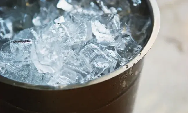 A Esclerose lateral amiotrófica  é uma doença degenerativa, da qual se desconhece a causa, lenta e inexoravelmente progressiva. Compromete a inervação motora, ou seja as células (neurónios) do sistema nervoso responsáveis por fornecer o estímulo necessário à contração dos músculos voluntários do nosso corpo