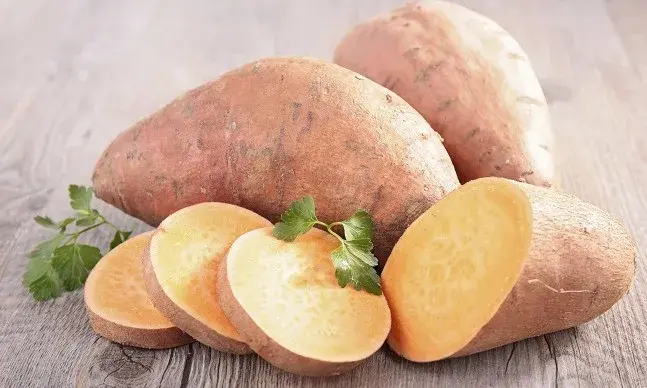 A batata-doce é um tubérculo originário da América Central, com uma enorme riqueza nutricional. Revelamos todos os segredos deste alimento tão saudável.