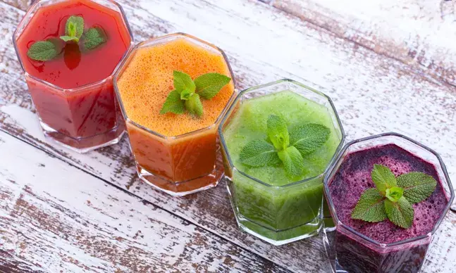 Os batidos detox ajudam-no a desintoxicar, graças aos nutrientes das frutas e legumes. Damos-lhe a conhecer 4 receitas detox fáceis de fazer.