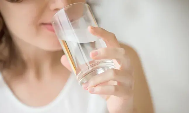 Beber água à refeição engorda ou não?