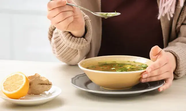 A canja de galinha ajuda a curar a gripe?