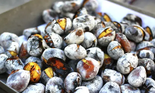 A castanha assada lembra o outono, mas hoje já pode ser comida em qualquer altura.