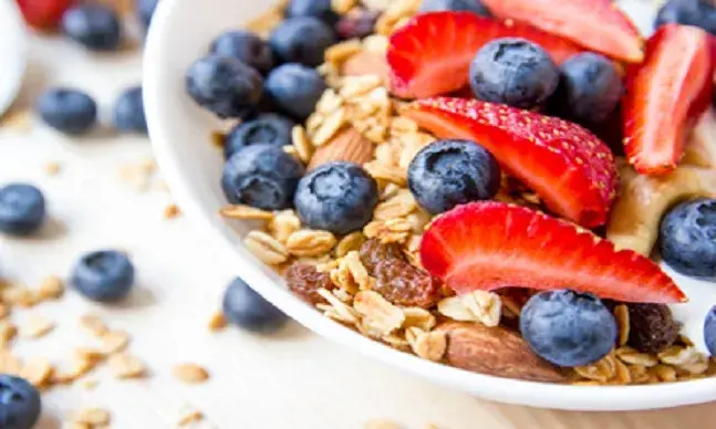 Quando comparados com o pão, os cereais de pequeno-almoço contém geralmente maior teor de açúcares de absorção rápida. 