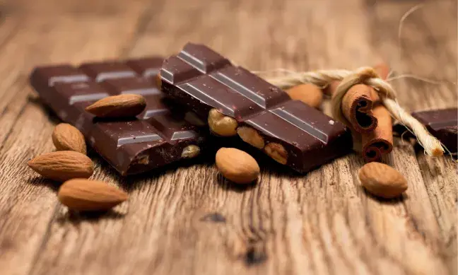 Conheça as maiores vantagens dos dois ingredientes mais usados nos doces portugueses - o chocolate e a amêndoa - qualquer que seja a época festiva.