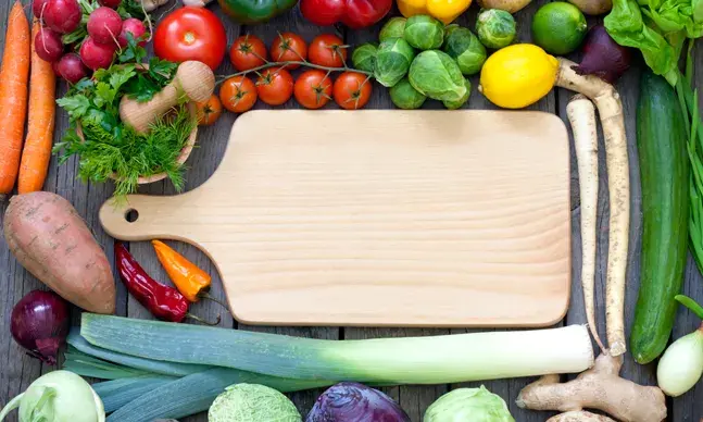 Seguir um regime vegan requer certos cuidados particulares para não se sofrer de carências alimentares. Ana Rita Lopes, Coordenadora da Unidade de Nutrição Clínica do Hospital Lusíadas Lisboa, explica como. 