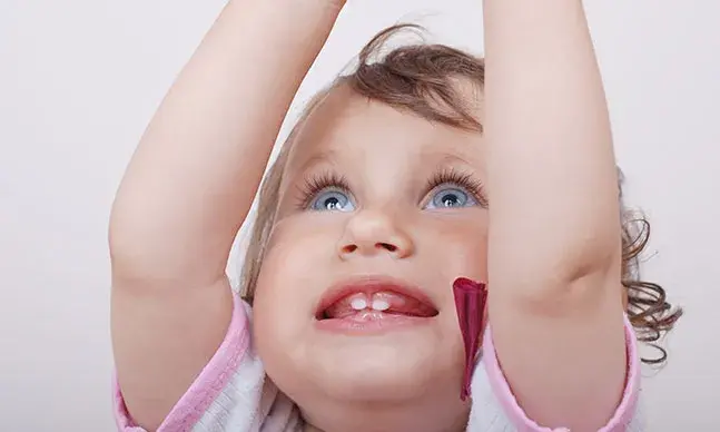 O aparecimento dos dentes do bebé causa febre?