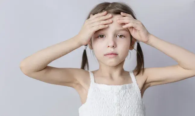 As crianças, sobretudo as com história familiar, podem ter enxaquecas. São dores típicas, violentas de um dos lados do crânio (hemicrânia), geralmente acompanhados de vómito e má tolerância à luz (fotofobia).
