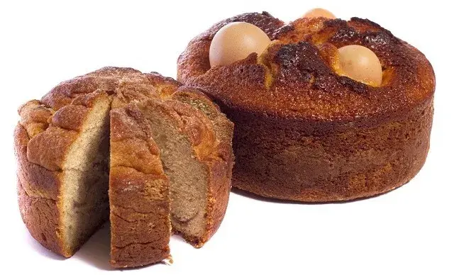 Tradicionalmente, após as privações da quaresma é hora de regressar à mesa. Ao cordeiro ou borrego, junta-se o pão e vinho tradicionais, as amêndoas, os ovos de chocolate e o tradicional e regional folar.