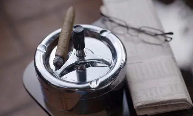 O charuto causa dependência e aumenta o risco de aparecimento de várias doenças graves.