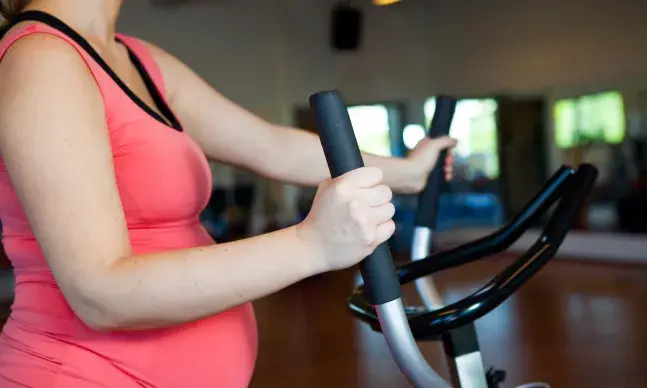 Saiba quais as modalidades mais recomendadas se quer continuar a praticar desporto na gravidez