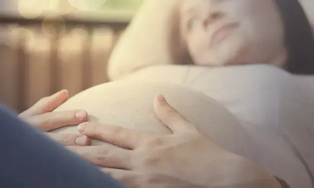 A maternidade muito após os 35 anos acarreta maiores riscos, mas as mulheres sentem-se por outro lado mais seguras no papel de mãe.