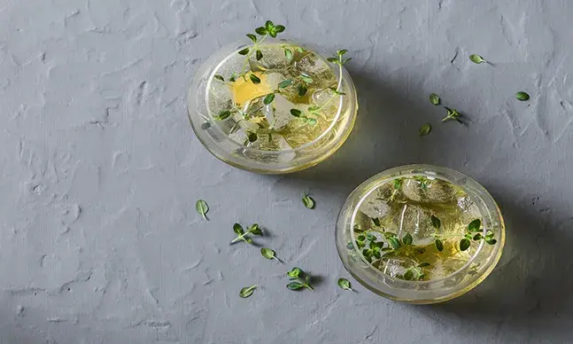 A kombucha foi associada a vários benefícios para a saúde. Conheça quais são e o que deve saber antes de a consumir.