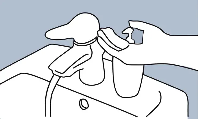 A partir dos 2-3 anos, as crianças podem estar ao sol por um período restrito, ao início da manhã e final da tarde, mas sempre com protetor solar físico (chapéu e roupa) e um fator 50+.