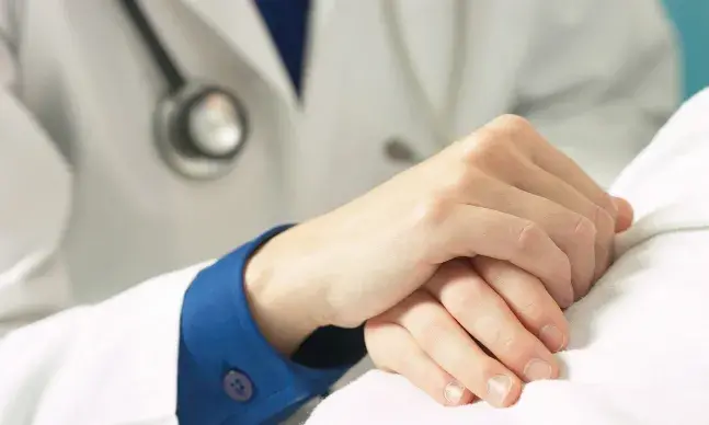 Explicar ao doente, de forma acessível, em que consiste a cirurgia e quais os seus benefícios é fundamental para reduzir o nível de ansiedade do paciente nas horas e dias que antecedem este procedimento.