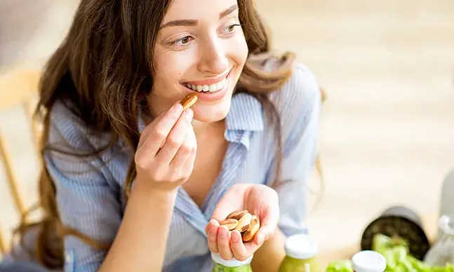 Micróbios: se deixar cair um alimento e o apanhar em menos de cinco segundos é seguro comê-lo sem risco de contaminação? A regra de cinco segundos é mesmo assim?