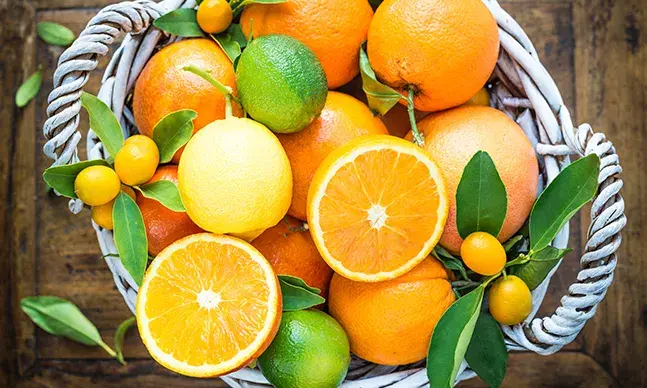 Evitar uma exposição solar prolongada e manter a pele hidratada são recomendações básicas para garantir que a sua pele se mantém saudável.