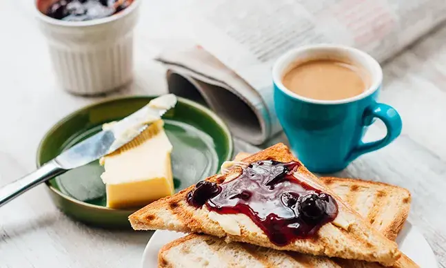 Fiambre, manteiga, doce: o que colocar no pão?