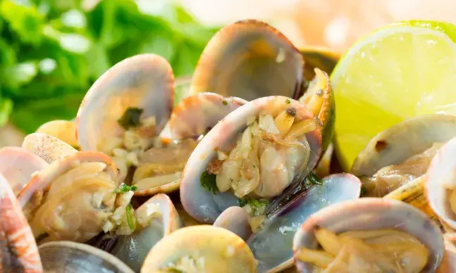 Alguns petiscos de verão são saudáveis, mas evite acompanhá-los por bebidas alcoólicas.