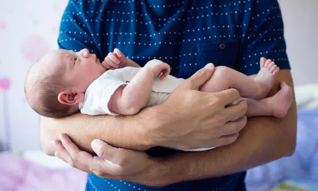 Devemos ou não puxar a pilinha dos bebés?