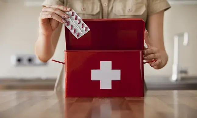 O que deve colocar na caixa de primeiros socorros?