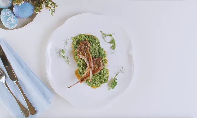 Receita de Páscoa saudável: costeletas de borrego com risotto de ervas