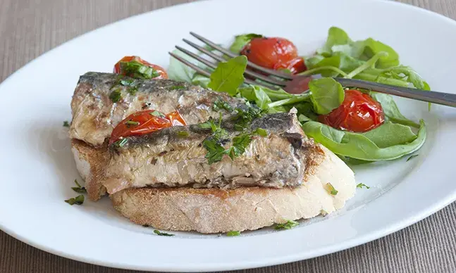 A sardinha deve ser grelhada, de forma a manter as suas propriedades nutricionais.