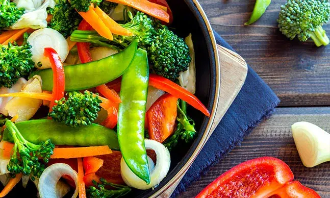 Se o nosso sistema imunitário nos protege de infeções virais, precisa da ajuda dos alimentos para aumentar a capacidade de combater vírus como o da gripe.