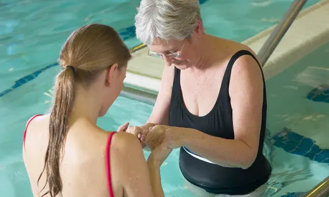 Quando a temperatura sobe, sente-se uma melhoria dos sintomas a quem sofre de artrite, como inflamação, dor e dificuldade em mexer os dedos que começam a deformar-se. 