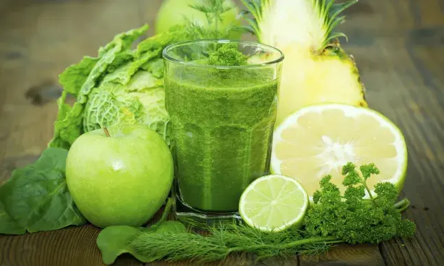 A moda dos batidos à base de frutos e vegetais chegou recentemente. Esta dieta detox é vista por muitos como a solução ideal para uma alimentação saudável e uma perda de peso rápida e efetiva. Mas será realmente assim?