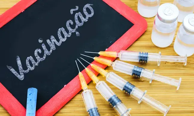 As vacinas são a forma mais eficaz e segura de nos protegermos contra determinadas doenças. Mesmo quando a imunidade não é total, quem está vacinado tem maior capacidade de resistência.
 
