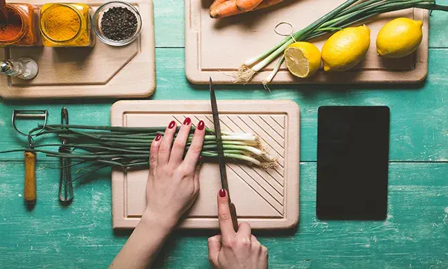 Para um estilo de vida saudável é essencial uma alimentação equilibrada e a prática regular de exercício físico
