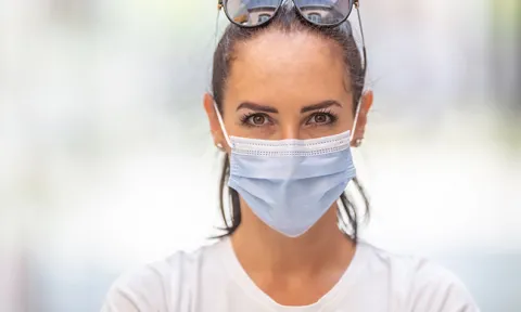 Com o uso prolongado de máscaras e álcool-gel, a pele pode ressentir-se. Conheça os cuidados a ter com a pele durante a pandemia de COVID-19.